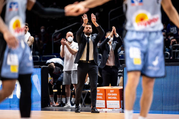 解雇背后的 解雇背后的