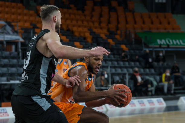 中超巨大争议！蒯纪闻强突造点，泰山球员集体暴怒，主裁不改判